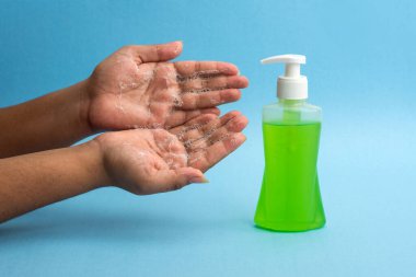 Kişinin ellerini yıkaması ya da dezenfekte edici jel kullanması. Temizlik ve vücut bakımı kavramı.