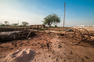 AMRAVATI, MAHARASHTRA - 24 Mayıs 2018: Fabrikada veya tarlada elle kil tuğla yapan tanımlanamayan Hintli işçiler.