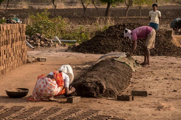 Amravati Maharashtra Mayo 2018 Trabajadores Indios Identificados Procesando Arcilla Barro — Foto de Stock