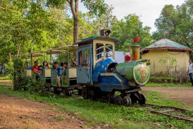 CHIKHALDARA, MAHARASHTRA, INDIA, 9 Temmuz 2017: Tanımlanamayan turist Chikhaldara 'da (Melghat Tiger Reserve) mini trenin keyfini çıkar
