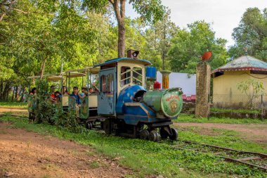 CHIKHALDARA, MAHARASHTRA, INDIA, 9 Temmuz 2017: Tanımlanamayan turist Chikhaldara 'da (Melghat Tiger Reserve) mini trenin keyfini çıkar