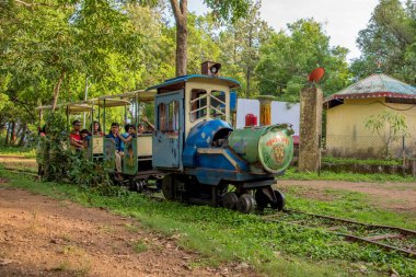 CHIKHALDARA, MAHARASHTRA, INDIA, 9 Temmuz 2017: Tanımlanamayan turist Chikhaldara 'da (Melghat Tiger Reserve) mini trenin keyfini çıkar