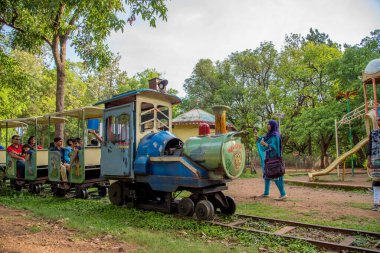 CHIKHALDARA, MAHARASHTRA, INDIA, 9 Temmuz 2017: Tanımlanamayan turist Chikhaldara 'da (Melghat Tiger Reserve) mini trenin keyfini çıkar