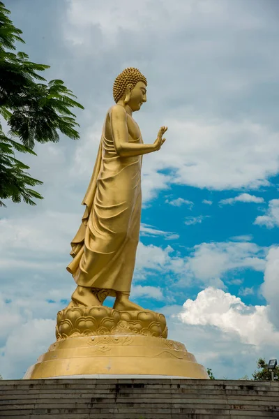 Staty Buddha Himlen Bakgrund Jättebuddhastaty — Stockfoto