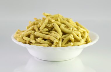 Ratlami Sev: Nohut aperatifler karanfil yumruk ile.