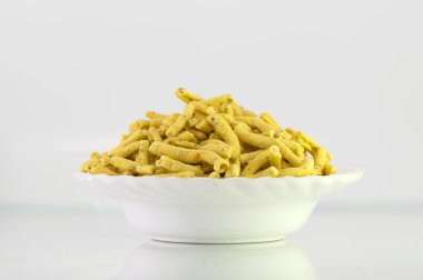 Ratlami Sev: Nohut aperatifler karanfil yumruk ile.