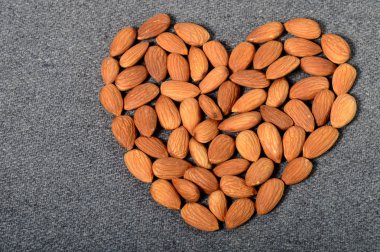 Kalp üzerinde çul badem şeklinde