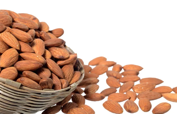 Almendras en cesta aisladas en blanco — Foto de Stock