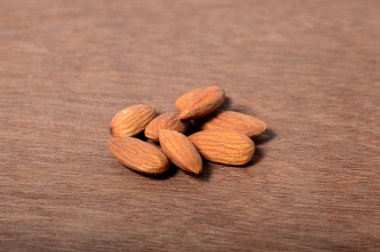 Ahşap zemin üzerindeki bademler