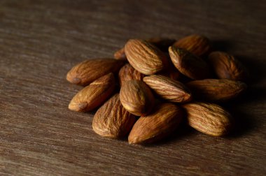 Ahşap zemin üzerindeki bademler