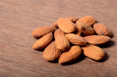 Ahşap zemin üzerindeki bademler