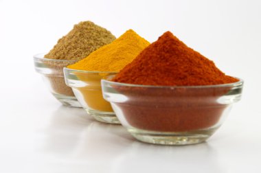 Kırmızı biber tozu, zerdeçal tozu ve kişniş toz kase.