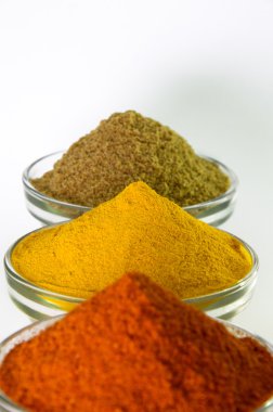 Kırmızı biber tozu, zerdeçal tozu ve kişniş toz kase.