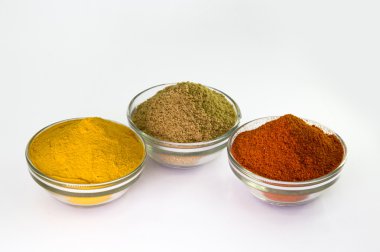 Kırmızı biber tozu, zerdeçal tozu ve kişniş toz kase.