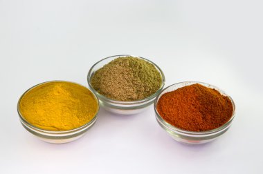 Kırmızı biber tozu, zerdeçal tozu ve kişniş toz kase.