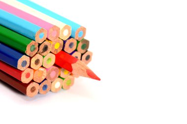 Beyaz arkaplanda izole edilmiş renkli kalemler