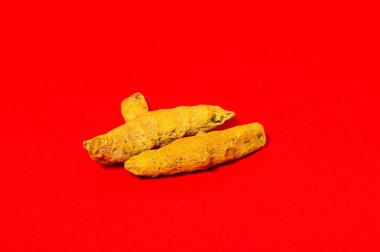 Zerdeçal kırmızı arka plan üzerinde kabuk