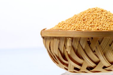 Sarı hardal tohumu ahşap (bambu) sepeti