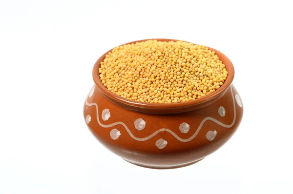 Žlutá hořčičná semena v hliněné nádobě — Stock fotografie