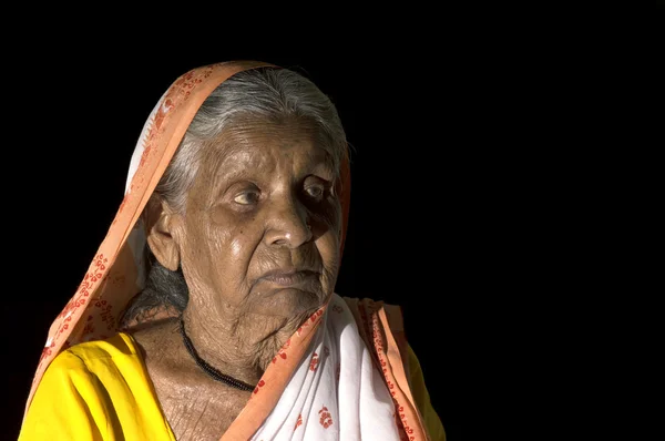 Retrato de uma mulher idosa, mulher indiana sênior . — Fotografia de Stock