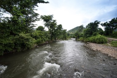 Yatay, dağlar, ağaçlar ve Nehri ön