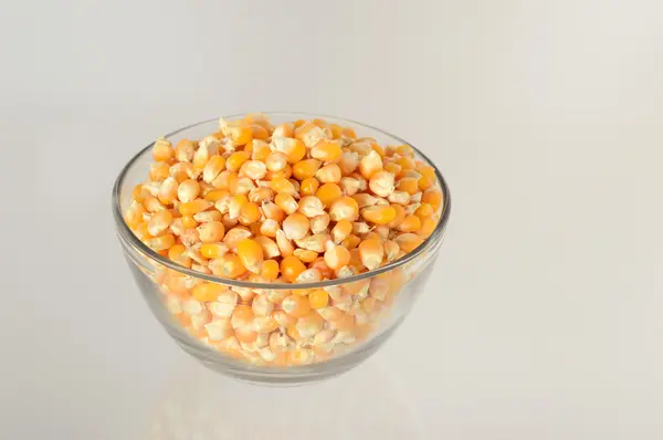 Sušená kukuřice v misce — Stock fotografie
