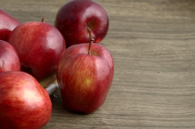 Tahta arka planda olgun kırmızı elmalar