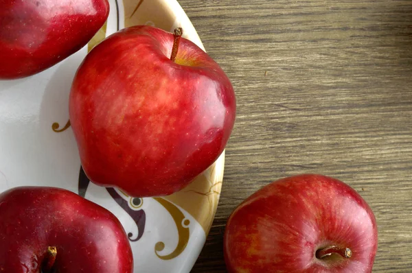 Ripe red apples on wooden background — Stock Photo, Image