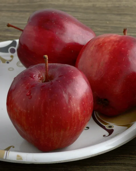 Ripe red apples on wooden background — Stock Photo, Image