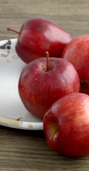 Ripe red apples on wooden background — Stock Photo, Image