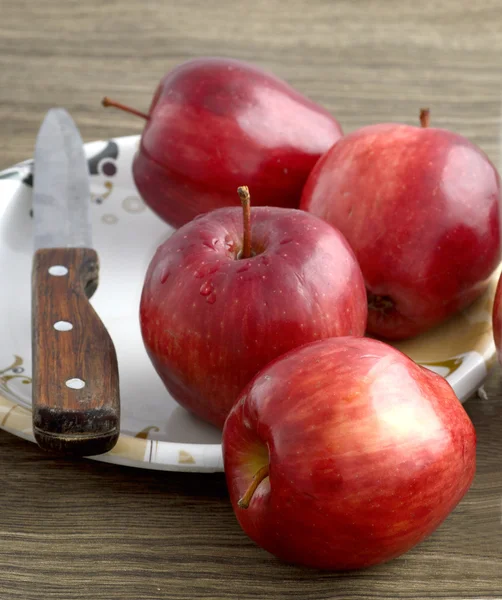 Ripe red apples on wooden background — Stock Photo, Image