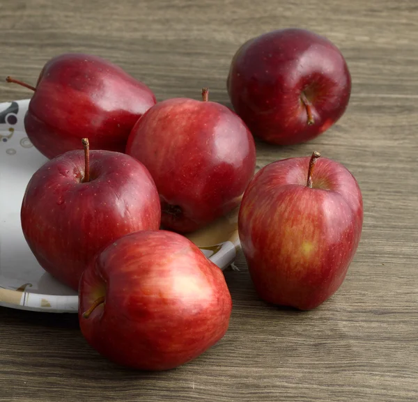 Ripe red apples on wooden background — Stock Photo, Image