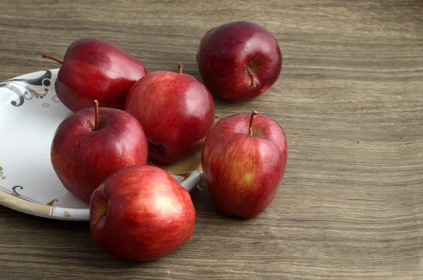 Ripe red apples on wooden background — Stock Photo, Image