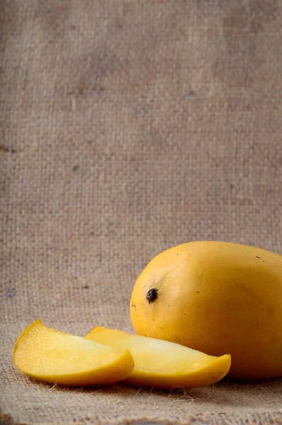 マンゴー フルーツ スライスと袋布の上 — ストック写真