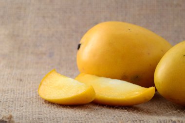 Çadır bezi ile dilim Mango meyve