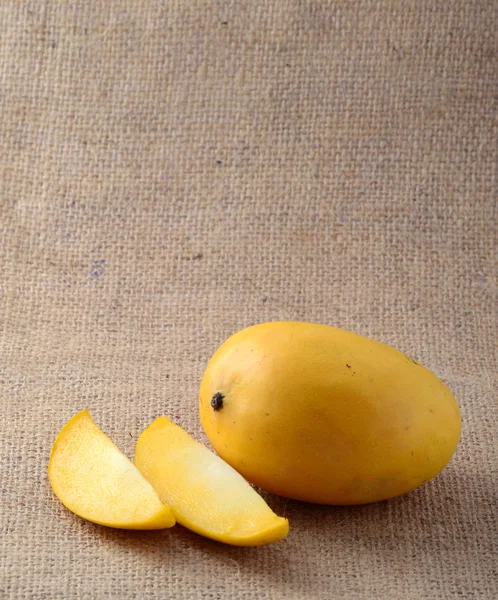 マンゴー フルーツ スライスと袋布の上 — ストック写真