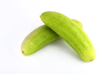 Beyaz arka planda izole edilmiş taze salatalıklar.