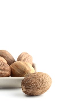 Beyaz tabak içinde Hindistan cevizi