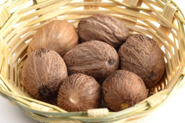 Bambu sepet içinde Hindistan cevizi