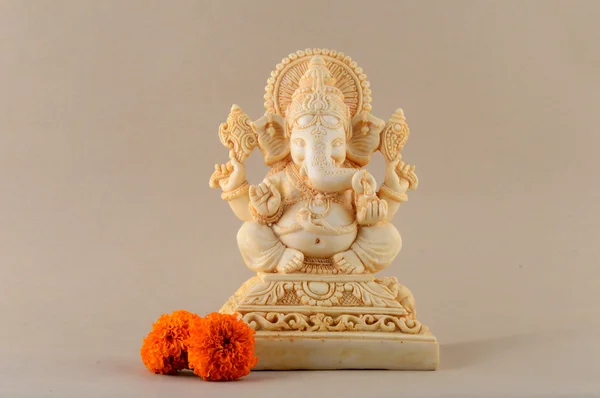 Dio indù Ganesha. Ganesha Idol con fiore — Foto Stock