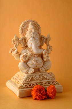 Hindu tanrısı Ganesha. Ganesha Idol Sarı zemin üzerine çiçekli.
