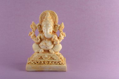 Hindu tanrısı Ganesha. Ganesha Idol mor zemin üzerine