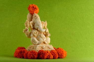 Hindu tanrısı Ganesha. Ganesha Idol çiçek yeşil zemin üzerine.