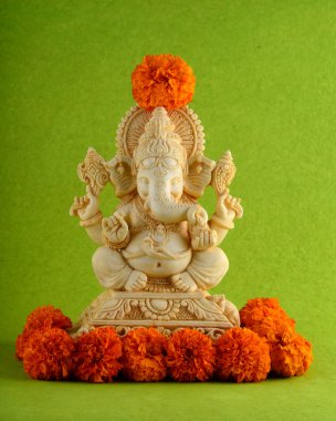 Hindu tanrısı Ganesha. Ganesha Idol çiçek yeşil zemin üzerine.