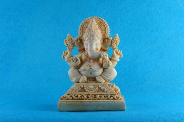 Hindu tanrısı Ganesha. Ganesha Idol mavi zemin üzerine