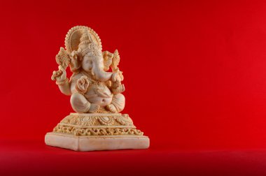 Hindu tanrısı Ganesha. Ganesha Idol kırmızı zemin üzerine