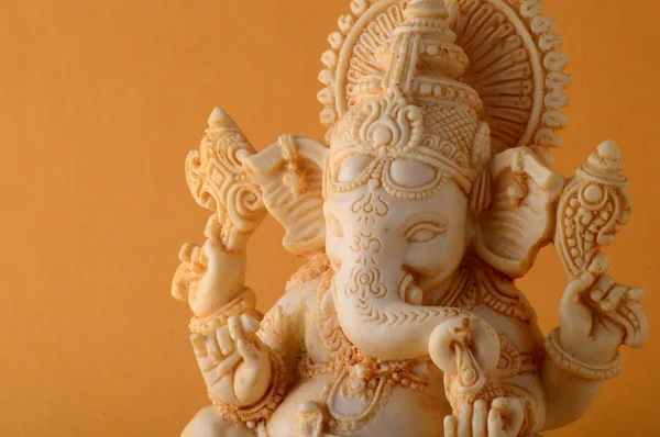 Hindu tanrısı Ganesha. Ganesha Idol Sarı zemin üzerine çiçekli.