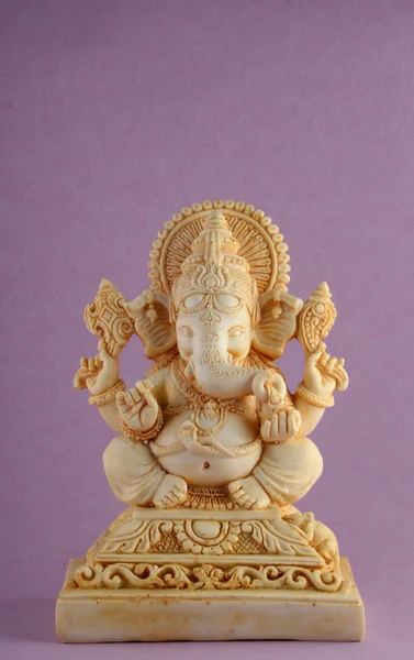 Hinduistický bůh Ganéša. Ganesha Idol na fialovém pozadí — Stock fotografie