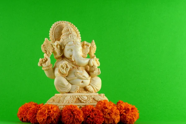 Dio indù Ganesha. Ganesha Idol su sfondo verde con fiori . — Foto Stock