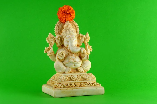 Deus Hindu Ganesha. Ganesha Idol sobre fundo verde com flores . — Fotografia de Stock